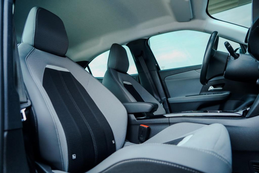 Opel Mokka Electric Elegance 50-kWh 11kw bl. / Winterpakket / Driver Assistance / Navi / 1e Eig