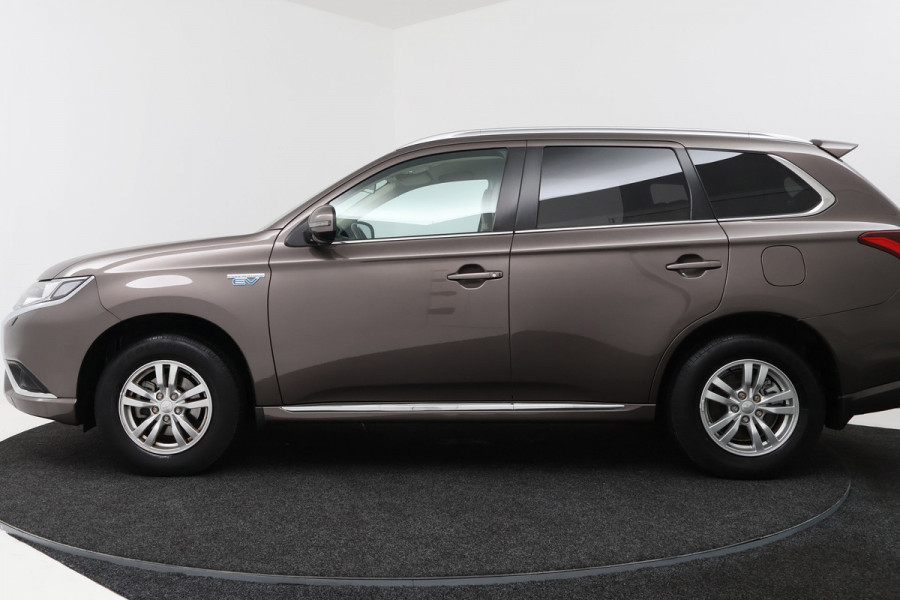 Mitsubishi Outlander 2.4 PHEV Pure (TREKHAAK, STOELVERWARMING, ACHTERUITRIJCAMERA, CRUISE CONTROL, PARKEERSENSOREN)