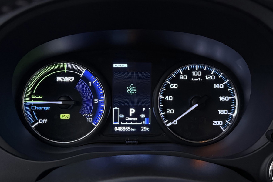Mitsubishi Outlander 2.4 PHEV Pure (TREKHAAK, STOELVERWARMING, ACHTERUITRIJCAMERA, CRUISE CONTROL, PARKEERSENSOREN)