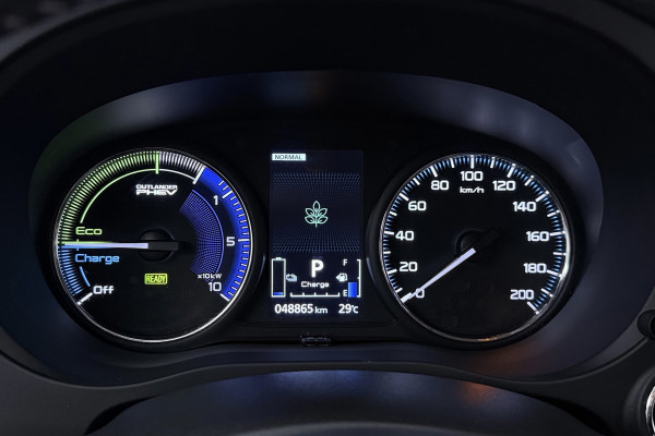 Mitsubishi Outlander 2.4 PHEV Pure (TREKHAAK, STOELVERWARMING, ACHTERUITRIJCAMERA, CRUISE CONTROL, PARKEERSENSOREN)