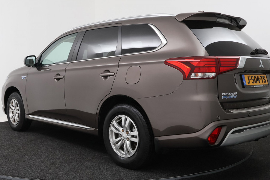 Mitsubishi Outlander 2.4 PHEV Pure (TREKHAAK, STOELVERWARMING, ACHTERUITRIJCAMERA, CRUISE CONTROL, PARKEERSENSOREN)