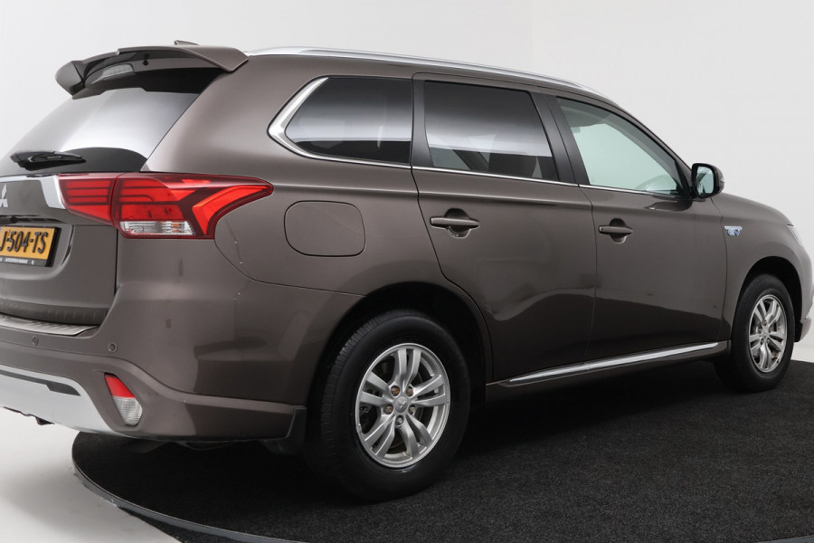 Mitsubishi Outlander 2.4 PHEV Pure (TREKHAAK, STOELVERWARMING, ACHTERUITRIJCAMERA, CRUISE CONTROL, PARKEERSENSOREN)