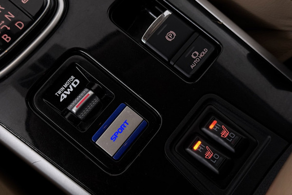 Mitsubishi Outlander 2.4 PHEV Pure (TREKHAAK, STOELVERWARMING, ACHTERUITRIJCAMERA, CRUISE CONTROL, PARKEERSENSOREN)