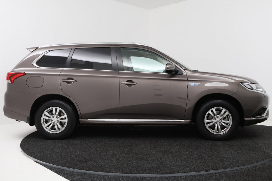 Mitsubishi Outlander 2.4 PHEV Pure (TREKHAAK, STOELVERWARMING, ACHTERUITRIJCAMERA, CRUISE CONTROL, PARKEERSENSOREN)