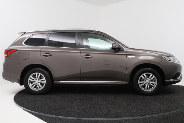 Mitsubishi Outlander 2.4 PHEV Pure (TREKHAAK, STOELVERWARMING, ACHTERUITRIJCAMERA, CRUISE CONTROL, PARKEERSENSOREN)