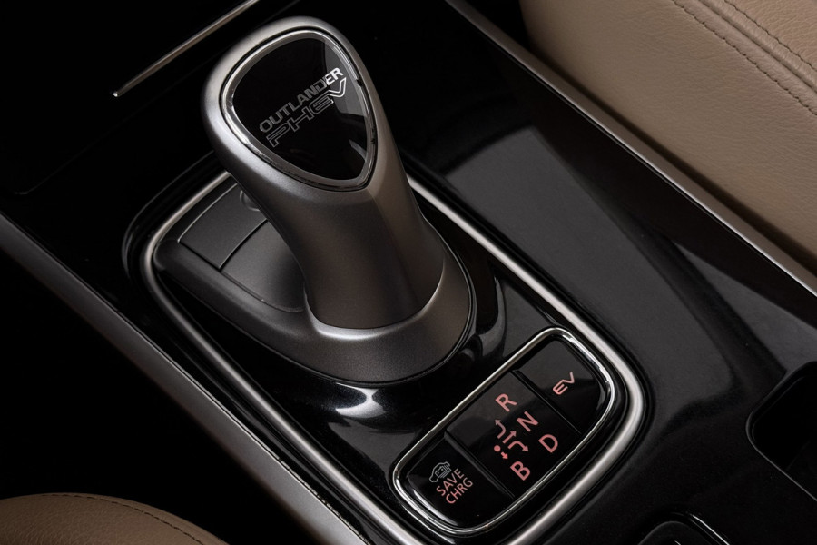 Mitsubishi Outlander 2.4 PHEV Pure (TREKHAAK, STOELVERWARMING, ACHTERUITRIJCAMERA, CRUISE CONTROL, PARKEERSENSOREN)