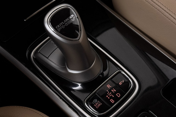 Mitsubishi Outlander 2.4 PHEV Pure (TREKHAAK, STOELVERWARMING, ACHTERUITRIJCAMERA, CRUISE CONTROL, PARKEERSENSOREN)