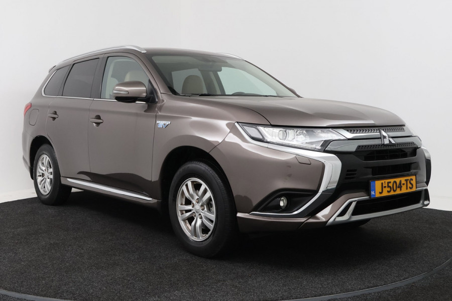 Mitsubishi Outlander 2.4 PHEV Pure (TREKHAAK, STOELVERWARMING, ACHTERUITRIJCAMERA, CRUISE CONTROL, PARKEERSENSOREN)