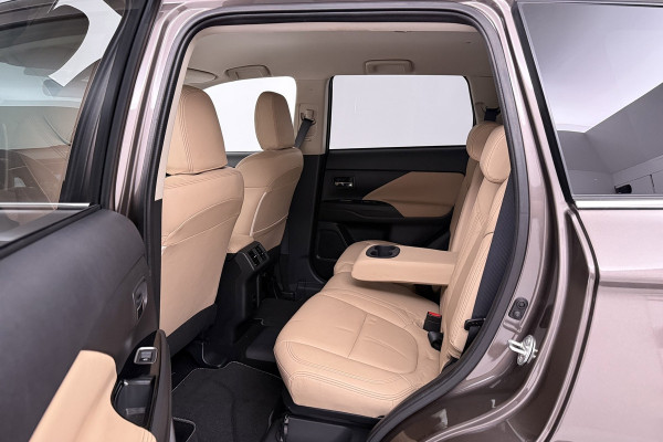 Mitsubishi Outlander 2.4 PHEV Pure (TREKHAAK, STOELVERWARMING, ACHTERUITRIJCAMERA, CRUISE CONTROL, PARKEERSENSOREN)