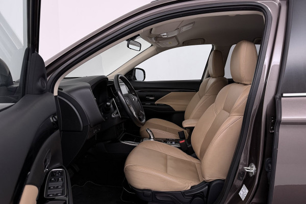 Mitsubishi Outlander 2.4 PHEV Pure (TREKHAAK, STOELVERWARMING, ACHTERUITRIJCAMERA, CRUISE CONTROL, PARKEERSENSOREN)