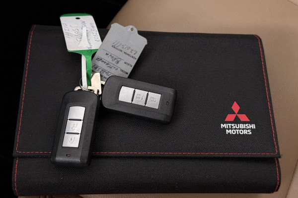 Mitsubishi Outlander 2.4 PHEV Pure (TREKHAAK, STOELVERWARMING, ACHTERUITRIJCAMERA, CRUISE CONTROL, PARKEERSENSOREN)