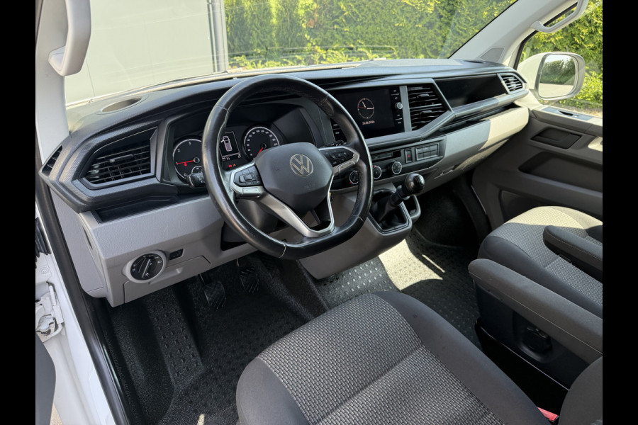 Volkswagen Transporter 2.0 TDI HIGHLINE / L2H1 / TREKHAAK / AIRCO / CRUISE / NAVI / CARPLAY / LMV