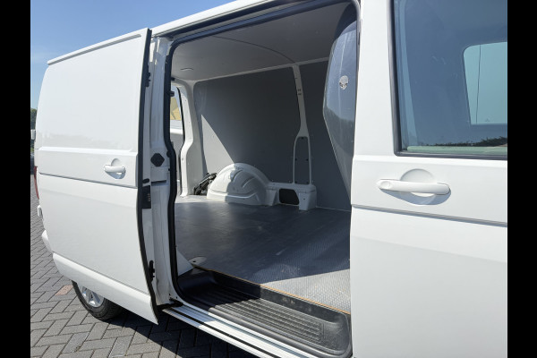 Volkswagen Transporter 2.0 TDI HIGHLINE / L2H1 / TREKHAAK / AIRCO / CRUISE / NAVI / CARPLAY / LMV