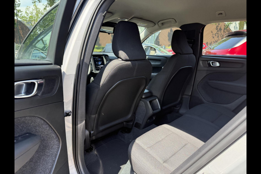 Volvo XC40 1.5 T2 Essential VAN: 32.900,- VOOR: 30.877,- UW WKVOORDEEL: 2.023,-| WINTERPAKKET STOEL + STUURVERWARMING| CARPLAY| ACHTERUITRIJCAMERA