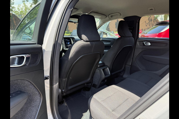 Volvo XC40 1.5 T2 Essential VAN: 32.900,- VOOR: 30.877,- UW WKVOORDEEL: 2.023,-| WINTERPAKKET STOEL + STUURVERWARMING| CARPLAY| ACHTERUITRIJCAMERA