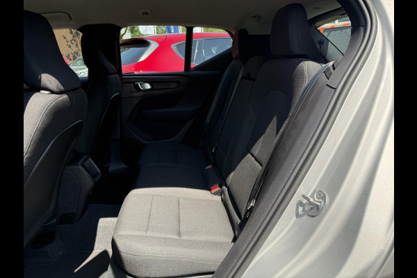 Volvo XC40 1.5 T2 Essential VAN: 32.900,- VOOR: 30.877,- UW WKVOORDEEL: 2.023,-| WINTERPAKKET STOEL + STUURVERWARMING| CARPLAY| ACHTERUITRIJCAMERA