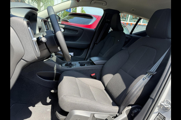 Volvo XC40 1.5 T2 Essential VAN: 32.900,- VOOR: 30.877,- UW WKVOORDEEL: 2.023,-| WINTERPAKKET STOEL + STUURVERWARMING| CARPLAY| ACHTERUITRIJCAMERA