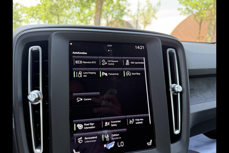 Volvo XC40 1.5 T2 Essential VAN: 32.900,- VOOR: 30.877,- UW WKVOORDEEL: 2.023,-| WINTERPAKKET STOEL + STUURVERWARMING| CARPLAY| ACHTERUITRIJCAMERA