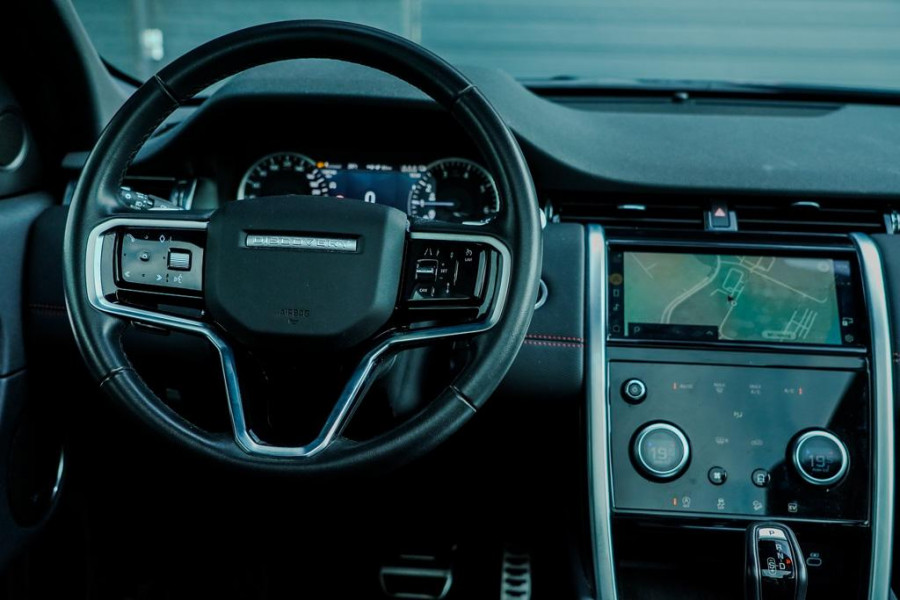 Land Rover Discovery Sport P300e 1.5 R-Dynamic HSE / Pano / Trekhaak / Dealer Ond / 1 Eig / Meridian Surround