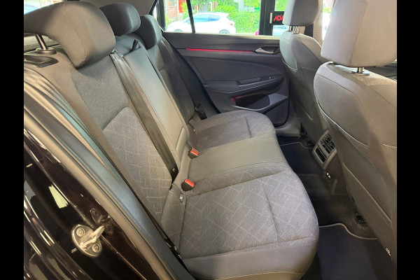 Volkswagen Golf 1.5 eTSI DSG PANO MASSAGE CAMERA VIRTUAL COCKPIT SFEERVERLICHTING STOELVERWARMING NAVIGATIE CRUISE