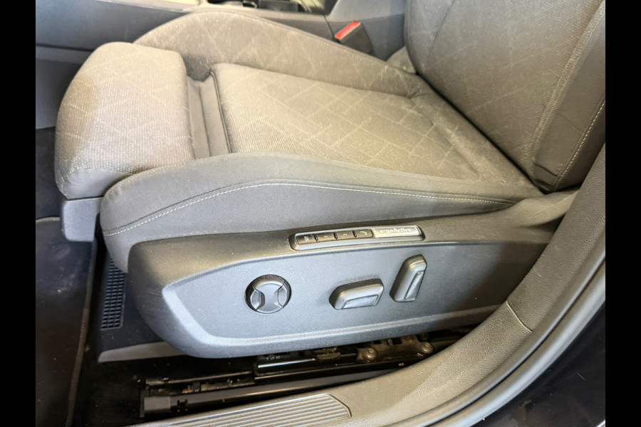 Volkswagen Golf 1.5 eTSI DSG PANO MASSAGE CAMERA VIRTUAL COCKPIT SFEERVERLICHTING STOELVERWARMING NAVIGATIE CRUISE