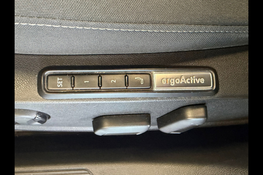 Volkswagen Golf 1.5 eTSI DSG PANO MASSAGE CAMERA VIRTUAL COCKPIT SFEERVERLICHTING STOELVERWARMING NAVIGATIE CRUISE