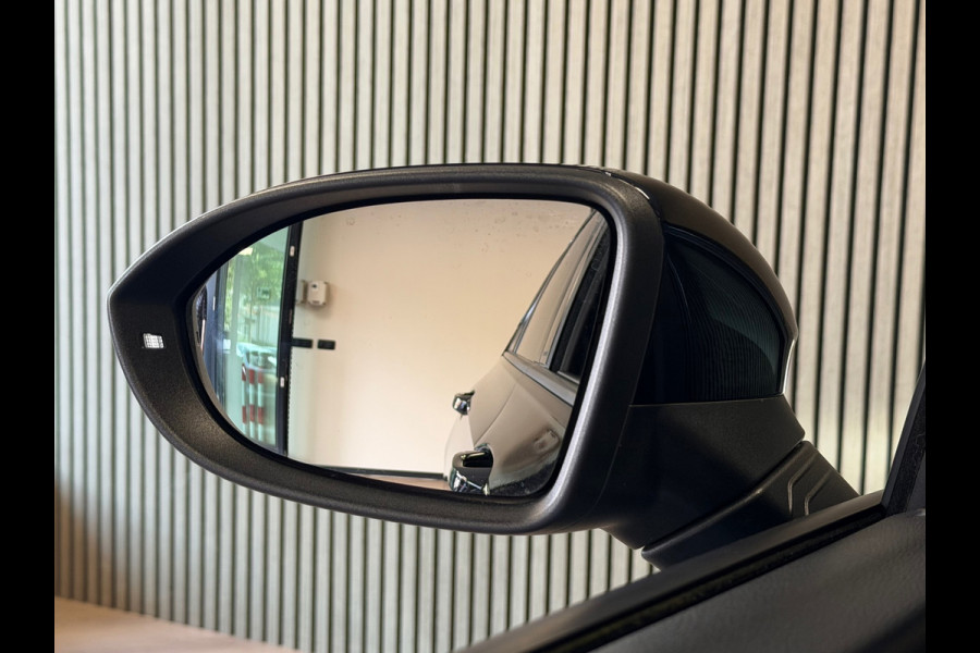 Volkswagen Golf 1.5 eTSI DSG PANO MASSAGE CAMERA VIRTUAL COCKPIT SFEERVERLICHTING STOELVERWARMING NAVIGATIE CRUISE