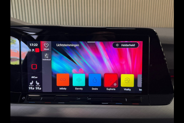 Volkswagen Golf 1.5 eTSI DSG PANO MASSAGE CAMERA VIRTUAL COCKPIT SFEERVERLICHTING STOELVERWARMING NAVIGATIE CRUISE