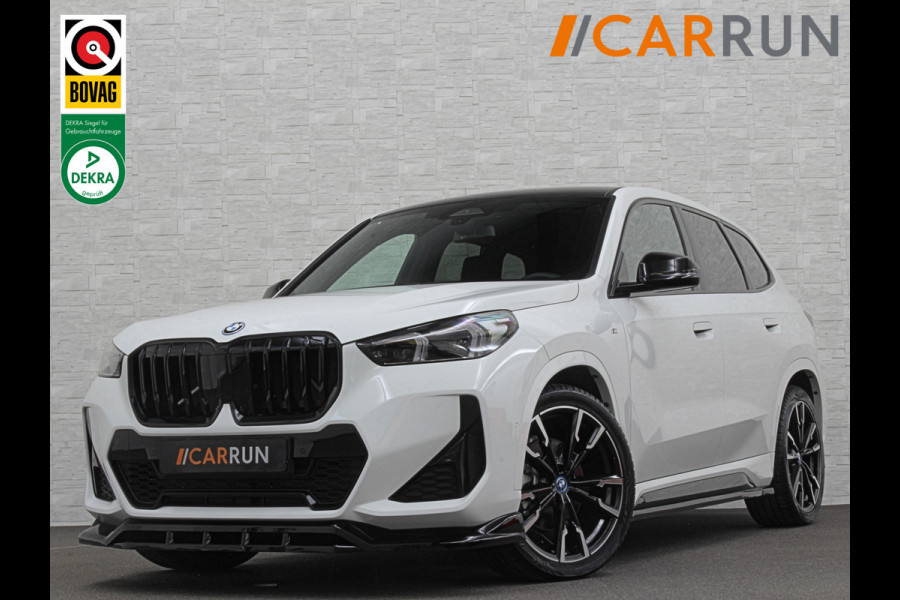 BMW iX1 30 313pk X-Drive M-Sport Performance | Adaptief Led | Sportstoelen | Keyless | Adaptieve Cruise en Struurwielverw. voorbereid | Antraciet Hemel | Carplay | Sfeerverlichting | 1200kg Trekgewicht | Camera | Bovag Garantie.