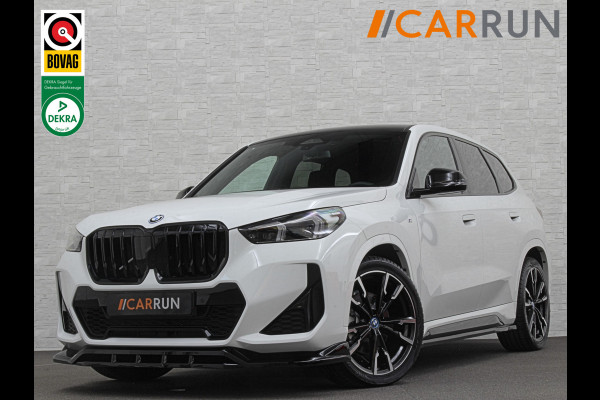 BMW iX1 30 313pk X-Drive M-Sport Performance | Adaptief Led | Sportstoelen | Keyless | Adaptieve Cruise en Struurwielverw. voorbereid | Antraciet Hemel | Carplay | Sfeerverlichting | 1200kg Trekgewicht | Camera | Bovag Garantie.