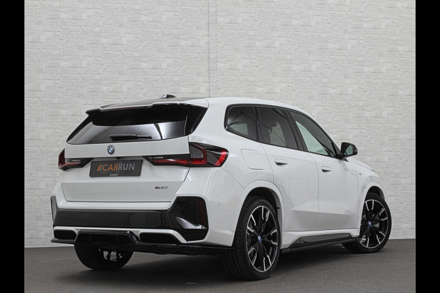 BMW iX1 30 313pk X-Drive M-Sport Performance | Adaptief Led | Sportstoelen | Keyless | Adaptieve Cruise en Struurwielverw. voorbereid | Antraciet Hemel | Carplay | Sfeerverlichting | 1200kg Trekgewicht | Camera | Bovag Garantie.