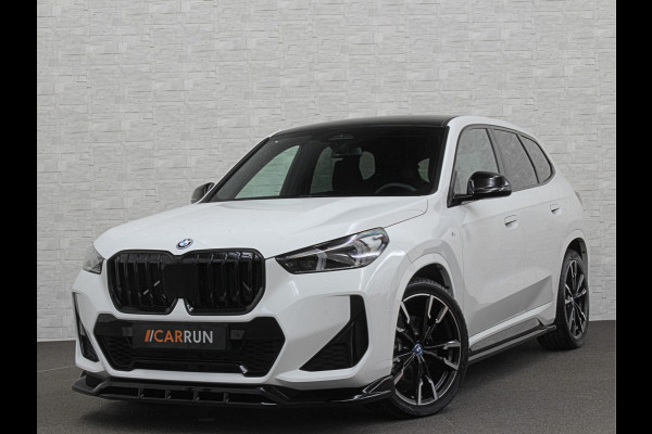 BMW iX1 30 313pk X-Drive M-Sport Performance | Adaptief Led | Sportstoelen | Keyless | Adaptieve Cruise en Struurwielverw. voorbereid | Antraciet Hemel | Carplay | Sfeerverlichting | 1200kg Trekgewicht | Camera | Bovag Garantie.
