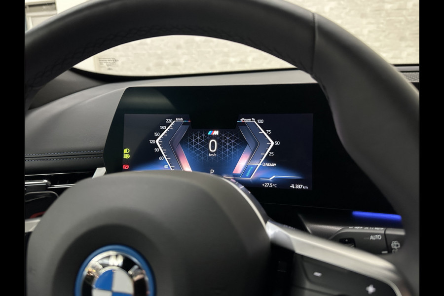BMW iX1 30 313pk X-Drive M-Sport Performance | Adaptief Led | Sportstoelen | Keyless | Adaptieve Cruise en Struurwielverw. voorbereid | Antraciet Hemel | Carplay | Sfeerverlichting | 1200kg Trekgewicht | Camera | Bovag Garantie.