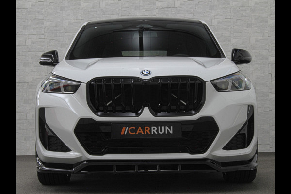 BMW iX1 30 313pk X-Drive M-Sport Performance | Adaptief Led | Sportstoelen | Keyless | Adaptieve Cruise en Struurwielverw. voorbereid | Antraciet Hemel | Carplay | Sfeerverlichting | 1200kg Trekgewicht | Camera | Bovag Garantie.