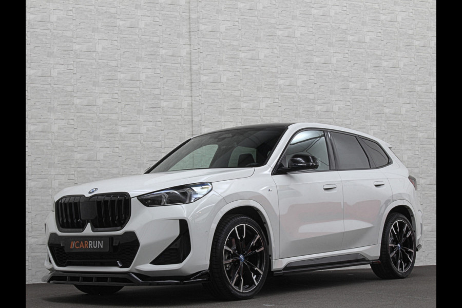 BMW iX1 30 313pk X-Drive M-Sport Performance | Adaptief Led | Sportstoelen | Keyless | Adaptieve Cruise en Struurwielverw. voorbereid | Antraciet Hemel | Carplay | Sfeerverlichting | 1200kg Trekgewicht | Camera | Bovag Garantie.