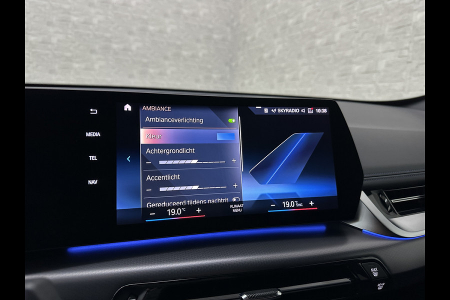 BMW iX1 30 313pk X-Drive M-Sport Performance | Adaptief Led | Sportstoelen | Keyless | Adaptieve Cruise en Struurwielverw. voorbereid | Antraciet Hemel | Carplay | Sfeerverlichting | 1200kg Trekgewicht | Camera | Bovag Garantie.