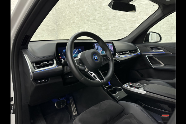 BMW iX1 30 313pk X-Drive M-Sport Performance | Adaptief Led | Sportstoelen | Keyless | Adaptieve Cruise en Struurwielverw. voorbereid | Antraciet Hemel | Carplay | Sfeerverlichting | 1200kg Trekgewicht | Camera | Bovag Garantie.