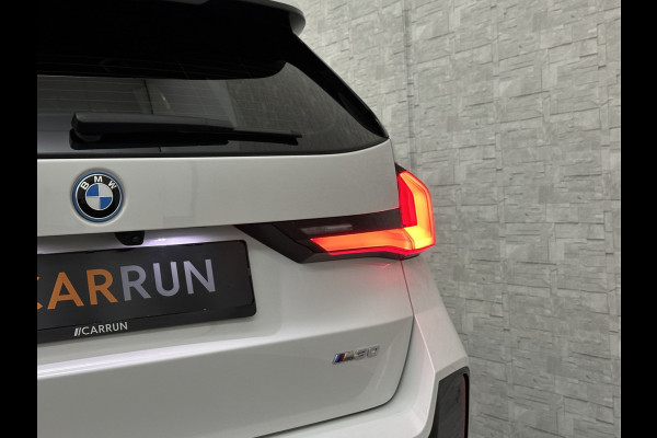 BMW iX1 30 313pk X-Drive M-Sport Performance | Adaptief Led | Sportstoelen | Keyless | Adaptieve Cruise en Struurwielverw. voorbereid | Antraciet Hemel | Carplay | Sfeerverlichting | 1200kg Trekgewicht | Camera | Bovag Garantie.