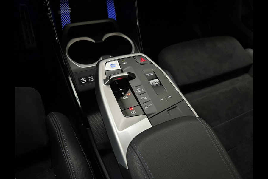 BMW iX1 30 313pk X-Drive M-Sport Performance | Adaptief Led | Sportstoelen | Keyless | Adaptieve Cruise en Struurwielverw. voorbereid | Antraciet Hemel | Carplay | Sfeerverlichting | 1200kg Trekgewicht | Camera | Bovag Garantie.