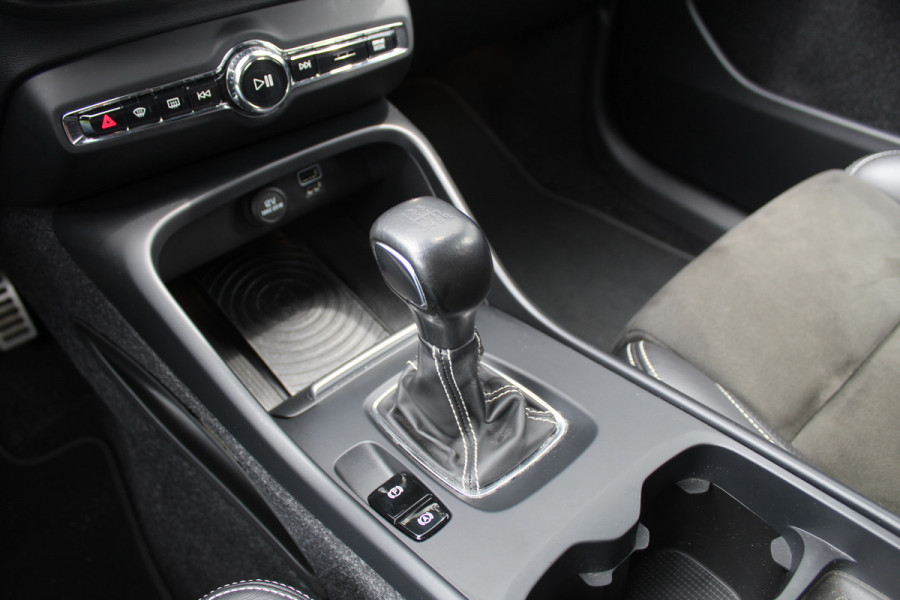 Volvo XC40 1.5 T3 R-Design | Panoramadak | Dealer onderhouden | Harman Kardon | Navigatie | Stoelverwarming