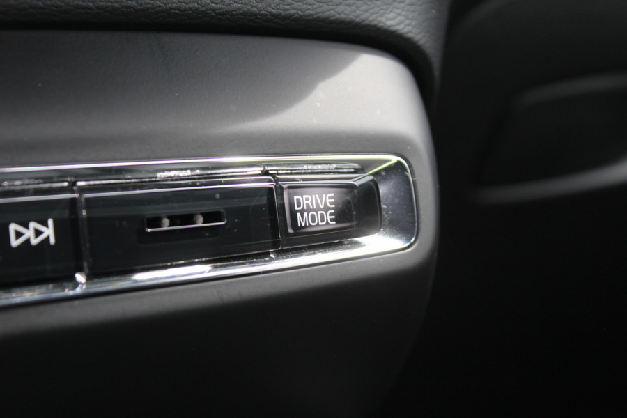 Volvo XC40 1.5 T3 R-Design | Panoramadak | Dealer onderhouden | Harman Kardon | Navigatie | Stoelverwarming