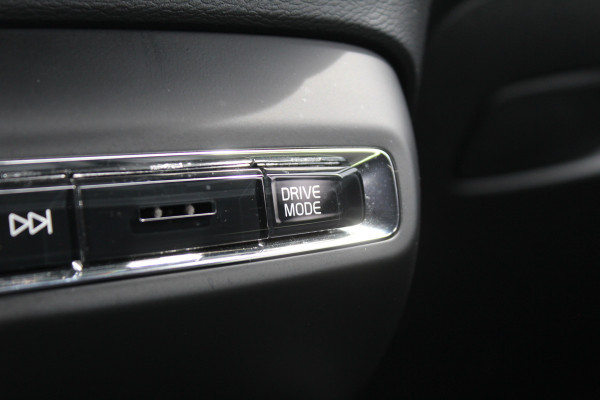 Volvo XC40 1.5 T3 R-Design | Panoramadak | Dealer onderhouden | Harman Kardon | Navigatie | Stoelverwarming