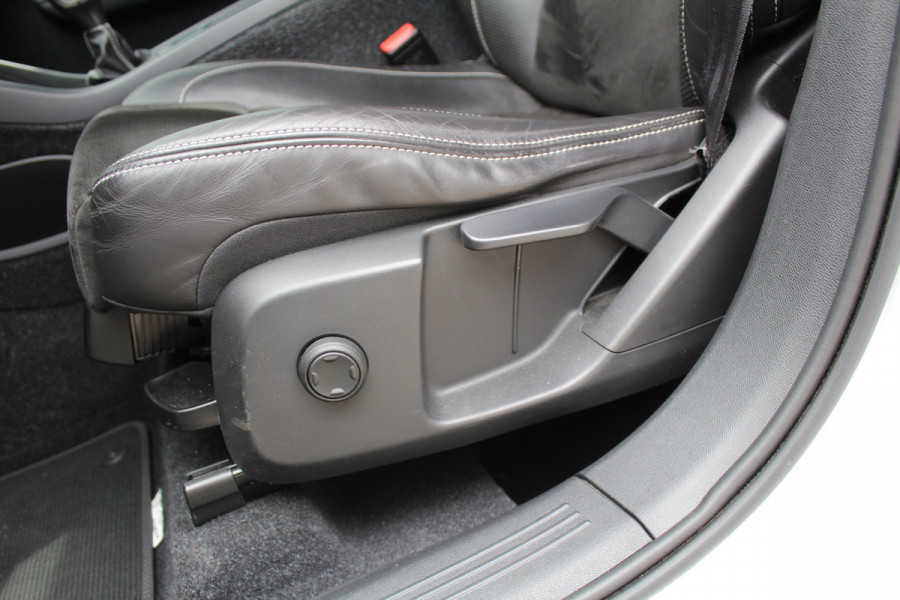 Volvo XC40 1.5 T3 R-Design | Panoramadak | Dealer onderhouden | Harman Kardon | Navigatie | Stoelverwarming