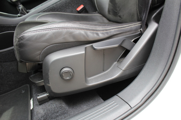 Volvo XC40 1.5 T3 R-Design | Panoramadak | Dealer onderhouden | Harman Kardon | Navigatie | Stoelverwarming