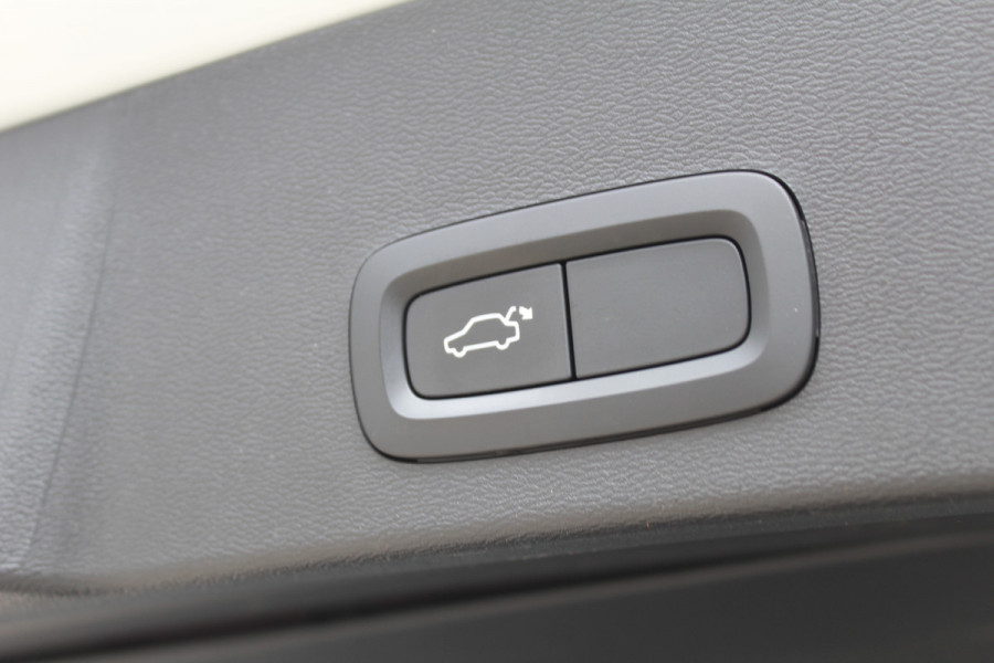 Volvo XC40 1.5 T3 R-Design | Panoramadak | Dealer onderhouden | Harman Kardon | Navigatie | Stoelverwarming