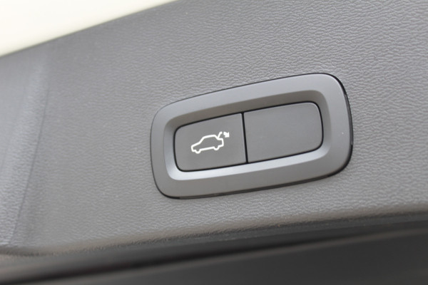 Volvo XC40 1.5 T3 R-Design | Panoramadak | Dealer onderhouden | Harman Kardon | Navigatie | Stoelverwarming