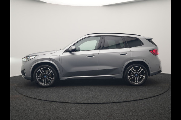 BMW X1 xDrive30e M Sport PHEV Frozen Pure Grey Metallic 326pk Dealer O.H | Trekhaak Af Fabriek | Adaptive Cruise | Head Up | Harman / Kardon | 360 Camera | Alcantara Sportstoelen Massage & Memory | Adaptive Onderstel | Widescreen Navi | Stoelen & Stuur Verwarmd | Blis | Keyless | Apple Carplay | Pilot Assist | Virtual | DAB | 19"L.M | Plug In Hybrid |