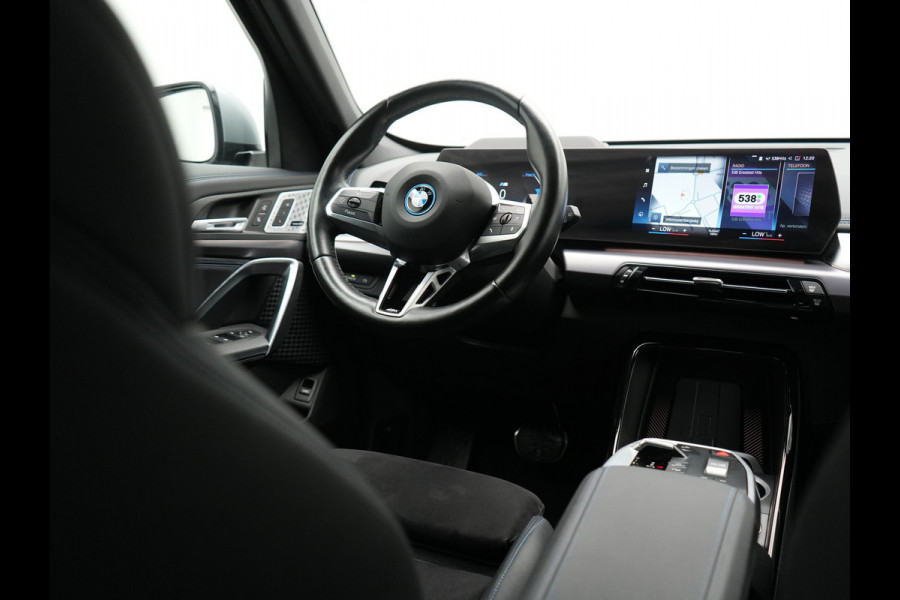 BMW X1 xDrive30e M Sport PHEV Frozen Pure Grey Metallic 326pk Dealer O.H | Trekhaak Af Fabriek | Adaptive Cruise | Head Up | Harman / Kardon | 360 Camera | Alcantara Sportstoelen Massage & Memory | Adaptive Onderstel | Widescreen Navi | Stoelen & Stuur Verwarmd | Blis | Keyless | Apple Carplay | Pilot Assist | Virtual | DAB | 19"L.M | Plug In Hybrid |
