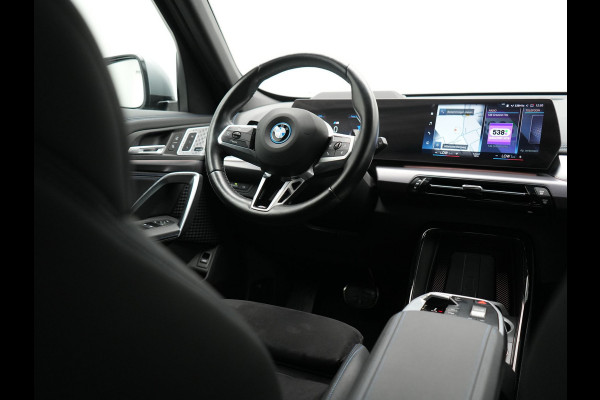 BMW X1 xDrive30e M Sport PHEV Frozen Pure Grey Metallic 326pk Dealer O.H | Trekhaak Af Fabriek | Adaptive Cruise | Head Up | Harman / Kardon | 360 Camera | Alcantara Sportstoelen Massage & Memory | Adaptive Onderstel | Widescreen Navi | Stoelen & Stuur Verwarmd | Blis | Keyless | Apple Carplay | Pilot Assist | Virtual | DAB | 19"L.M | Plug In Hybrid |
