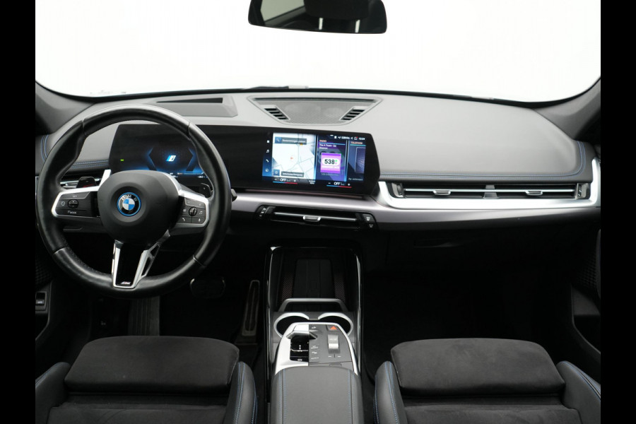 BMW X1 xDrive30e M Sport PHEV Frozen Pure Grey Metallic 326pk Dealer O.H | Trekhaak Af Fabriek | Adaptive Cruise | Head Up | Harman / Kardon | 360 Camera | Alcantara Sportstoelen Massage & Memory | Adaptive Onderstel | Widescreen Navi | Stoelen & Stuur Verwarmd | Blis | Keyless | Apple Carplay | Pilot Assist | Virtual | DAB | 19"L.M | Plug In Hybrid |